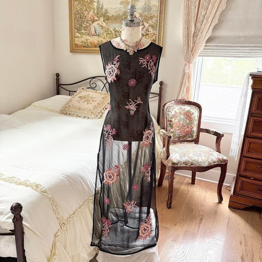 Y2K Newport News size 12 black embroidered maxi dress